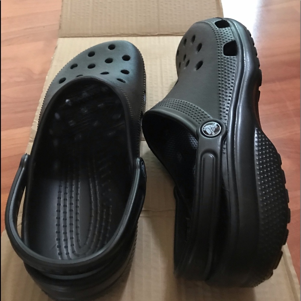 Black crocs size 13M